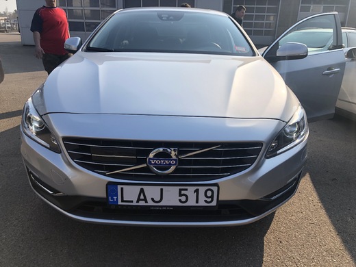 IMG_2517.Volvo S60 T5 2.0L sedan dovezené z Litvy 07:2021.jpg