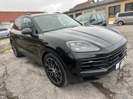 Porsche Ceyenne E HYBRID dovezené 1/2026